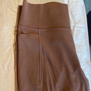 NWOT Athleta cropped high waist joggers in lilac with side pockets. 🏃‍♀️